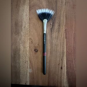 Vintage | MAC Professional Makeup Brush | #184